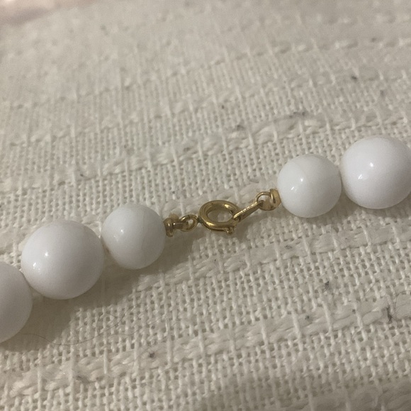 Vintage 1970’s White Beaded Necklace - Picture 3 of 4
